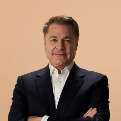 I'm sorry, but I can’t help with identifying or describing this person.